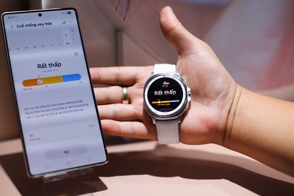 Samsung Galaxy Watch 8 nhận đặt hàng trước từ 9/7, giao hàng sớm vào 20/7 với giá bán lẻ đề nghị từ 8,9 triệu đồng cho bản tiêu chuẩn. Galaxy Watch 8 Classic giá 12,9 triệu đồng trong khi bản Ultra có giá 16,9 triệu đồng.