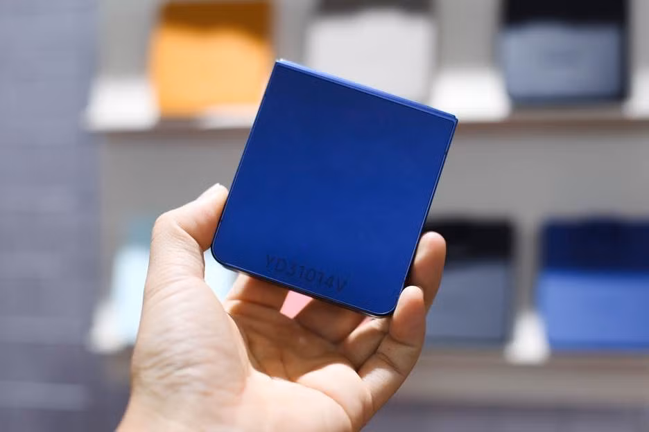 Dù mỏng nhẹ hơn bản tiền nhiệm nhưng Galaxy Z Flip7 lại có dung lượng pin lớn hơn lên đến 4.300 mAh. Theo công bố của Samsung, máy có thể phát video liên tục trong 31 tiếng chỉ với một lần sạc. Để có thể đưa viên pin lớn hơn vào trong khung máy mỏng hơn, Samsung đã sắp xếp lại vị trí các linh kiện, kết hợp vật liệu cấu tạo mới để tạo được không gian rộng tối đa.