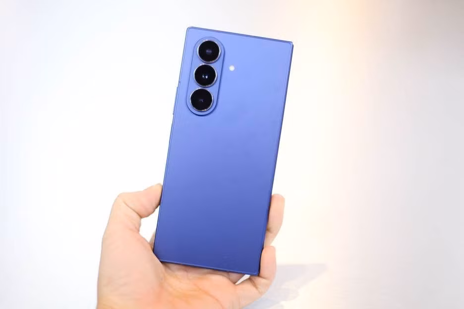 Galaxy Z Fold7 cũng là dòng smartphone gập đầu tiên được Samsung trang bị camera góc rộng 200 MP. So với bản tiền nhiệm, camera mới cho khả năng chụp ảnh tốt hơn 4 lần về độ chi tiết và độ sáng cao hơn 44%. Máy thừa hưởng tất cả công nghệ phần cứng lẫn phần mềm tốt nhất trên dòng Galaxy S đầu bảng. Ngoài ống kính chính 200 MP hỗ trợ chống rung quang học OIS, Z Fold7 còn trang bị camera góc siêu rộng 12 MP, ống kính tele 10 MP hỗ trợ OIS với khả năng zoom quang 3x, zoom số 30x.
