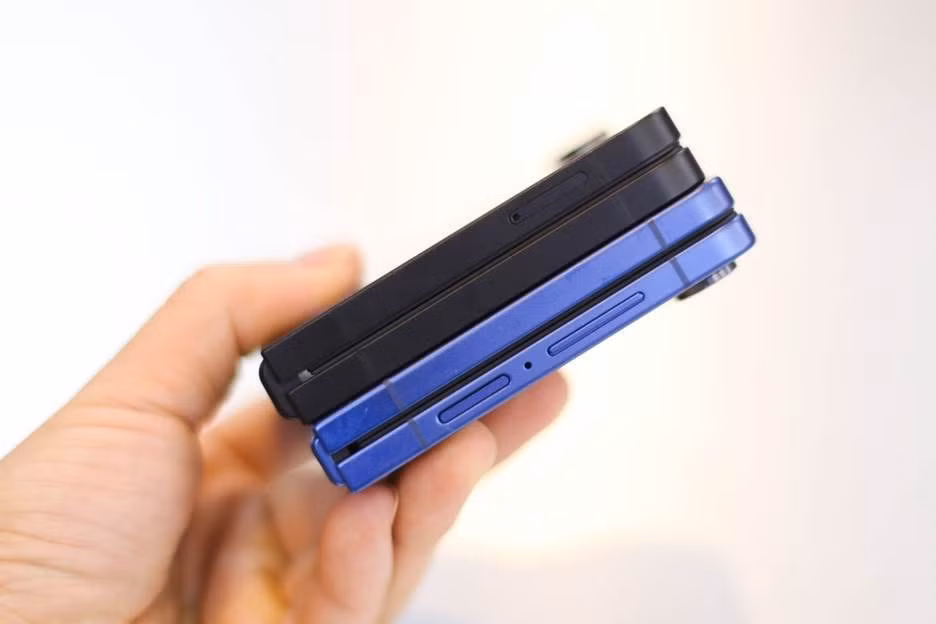 Đặc biệt, năm nay Samsung giới thiệu thêm phiên bản bình dân là Galaxy Z Flip7 FE (màu đen). Model này hướng đến nhóm khách hàng lần đầu dùng smartphone gập, giá dễ chịu hơn. Bằng mắt thường có thể thấy phiên bản FE dày hơn một chút so với bản tiền nhiệm.