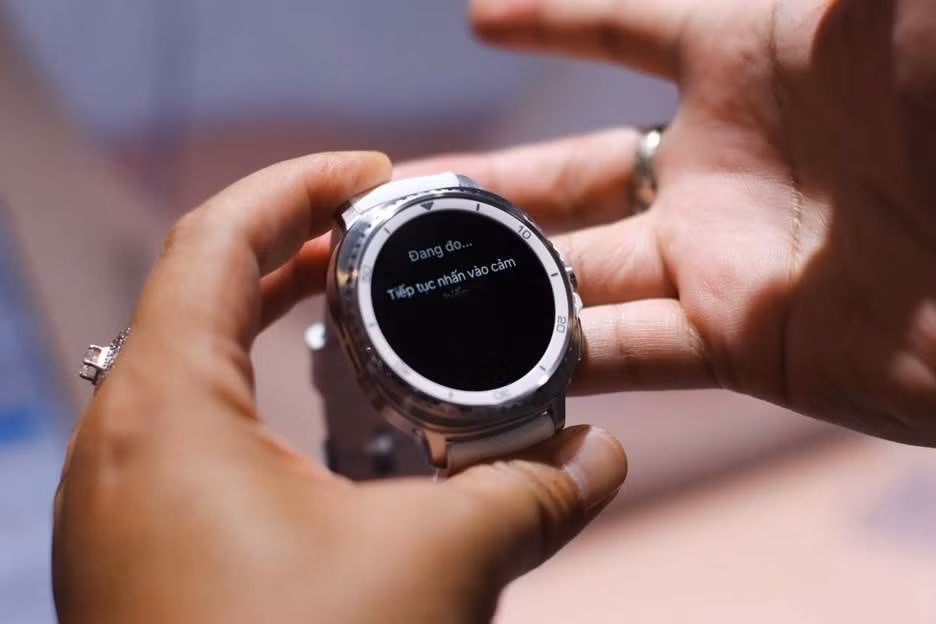 So với bản tiêu chuẩn, Galaxy Watch 8 Classic được tích hợp thêm cảm biến địa từ, cảm biến ánh sáng, cảm biến Hall 3D, cho phép đo các chỉ số chính xác và phong phú hơn. Năm nay, các cảm biến trên đồng hồ của Samsung có thể đo được các chỉ số về stress, phát cảnh báo để người dùng nghỉ ngơi, kiểm soát mức độ căng thẳng theo thời gian thực. Galaxy Watch 8 Classic là thiết bị đeo có thời gian sử dụng pin dài nhất và hiệu suất mạnh mẽ nhất của Samsung. Viên pin 445 mAh đảm bảo đồng hồ có thể hoạt động liên tục cả ngày.