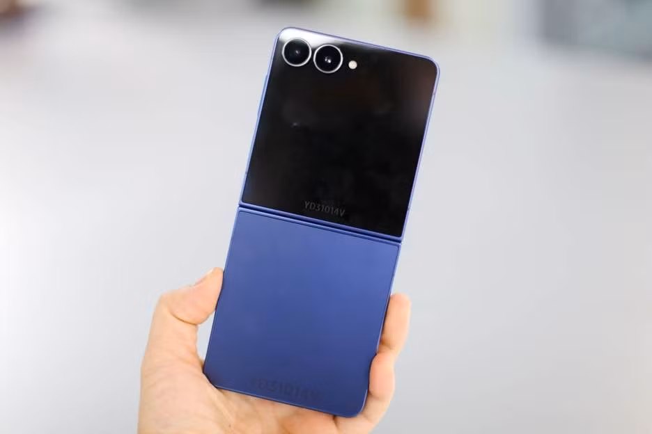 Không chỉ trang bị màn hình FlexWindow lớn nhất, Galaxy Z Flip7 cũng là smartphone gập mỏng nhất, nhẹ nhất trong dòng Z Flip của Samsung. Máy chỉ nặng 188 g, dày 13,7 mm khi gập lại. Khi mở ra máy chỉ dày 6,5 mm. Cả mặt trước và sau được bảo vệ bằng kính cường lực Corning Gorilla Glass Victus.