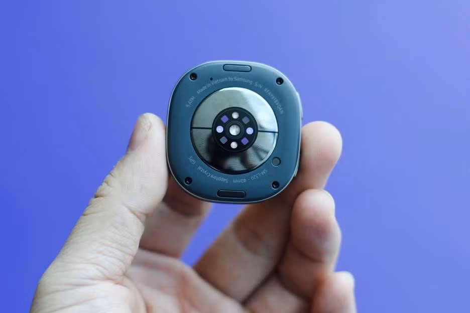 Năm nay Galaxy Watch 8 cũng được thiết kế lại. Về tổng thể thiết bị trông vuông vức, cứng cáp hơn nhưng mặt đồng hồ vẫn hình tròn, tạo sự mềm mại. Các cụm cảm biến được tăng cường, bố trí ở mặt sau giúp đo được nhiều chỉ số quan trọng hơn. Watch 8 được trang bị cảm biến Samsung BioActive (dùng để đo tín hiệu sinh học quang học, tín hiệu tim điện, phân tích trở kháng điện sinh học), cảm biến nhiệt, cảm biến gia tốc, cảm biến áp suất, cảm biến con quay hồi chuyển, cảm biến địa từ và cảm biến ánh sáng.