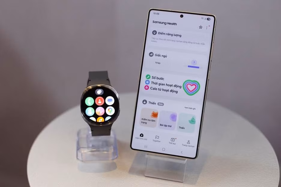 Các năm trước, giao diện đồng hồ thông minh của Samsung thường đi sau smartphone một thế hệ. Tuy nhiên, năm nay Galaxy Watch 8 đã lên thẳng One UI 8 Watch, đồng bộ với trải nghiệm trên smartphone. Đây cũng là dòng đồng hồ thông minh đầu tiên của Samsung được tích hợp AI Gemini của Google. Ngoài bộ công cụ đo sức khỏe truyền thống, năm nay Galaxy Watch 8 được bổ sung bốn tính năng quan trọng là đo chất lượng giấc ngủ để đưa ra lời khuyên về lịch trình giấc ngủ phù hợp; Đo sức ép lên mạch máu để cảnh báo trước các nguy cơ đột quỵ; Đo chỉ số chống oxy hóa và hướng dẫn chạy bộ cá nhân.