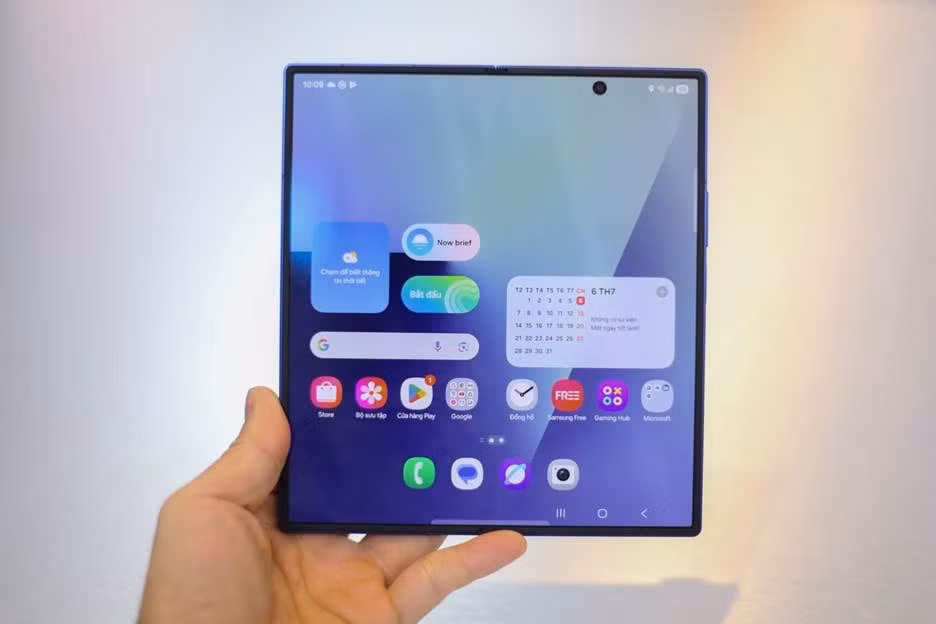 Màn hình chính trên Galaxy Z Fold7 cũng lớn hơn 11% so với bản tiền nhiệm. Màn hình lớn mở ra nhiều không gian hiển thị cho giải trí, làm việc, chỉnh sửa nội dung và đa nhiệm trên nhiều ứng dụng. Năm nay Samsung trang bị cho Galaxy Z Fold7 màn hình Dynamic AMOLED 2X, độ phân giải 2K, kích thước 8 inch, tần số quét 120 Hz, độ sáng lên đến 2.600 nits. Công nghệ xử lý hình ảnh Vision Booster giúp máy hiển thị rực rỡ và chi tiết hơn, ngay cả dưới ánh nắng mặt trời.