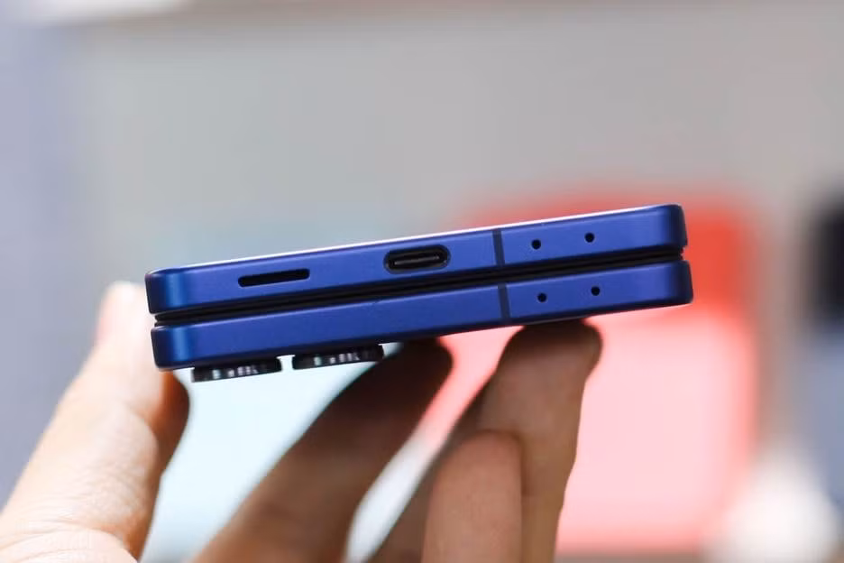 Samsung Galaxy Z Flip7 vẫn là một trong những smartphone “vỏ sò” mạnh mẽ nhất thị trường với chip Exynos2500. Máy có hai phiên bản RAM 12 GB, bộ nhớ trong 512 GB hoặc 256 GB. Máy chạy hệ điều hành One UI 8, bảo mật lượng tử với nhiều nâng cấp đáng giá trên Knox Matrix. Ngoài ra điện thoại gập của Samsung cũng được trang bị bộ công cụ Galaxy AI đầu bảng, giúp người dùng trải nghiệm các tác vụ liên quan đến trí tuệ nhân tạo tạo sinh mượt mà ngay trên thiết bị nhỏ ngọn.
