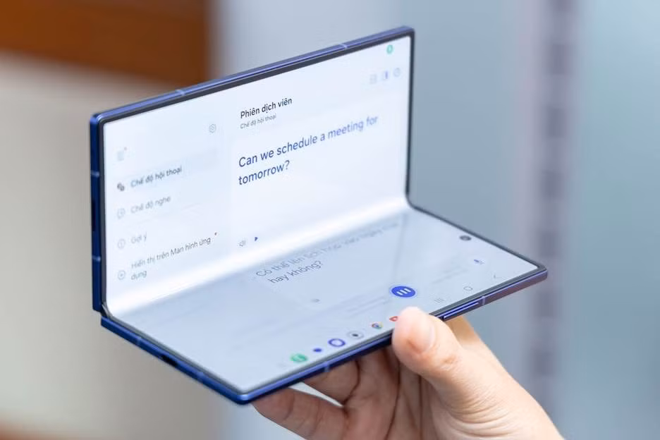Ngoài thiết kế ấn tượng, Samsung Galaxy Z Fold7 cũng là smartphone mạnh mẽ nhất hiện nay với chip xử lý Snapdragon 8 Elite for Galaxy. Viên pin 4.400 mAh tương tự bản tiền nhiệm nhưng cho thời gian sử dụng lâu hơn nhờ các tinh chỉnh về phần mềm. Ngoài cấu hình tiêu chuẩn với RAM 12 GB, bộ nhớ trong 256 GB hoặc 512 GB, năm nay Samsung giới thiệu thêm phiên bản cao cấp dùng RAM 16 GB, bộ nhớ trong 1 TB. Galaxy Z Fold7 chạy hệ điều hành One UI 8 với loạt tính năng được tùy biến cho trải nghiệm màn hình lớn, từ các tác vụ đa nhiệm đến bộ công cụ AI thông minh dành cho màn hình gập. Samsung Galaxy AI được trang bị trên máy vẫn là bộ công cụ trí tuệ nhân tạo tạo sinh hỗ trợ tiếng Việt tốt nhất trên điện thoại hiện nay.