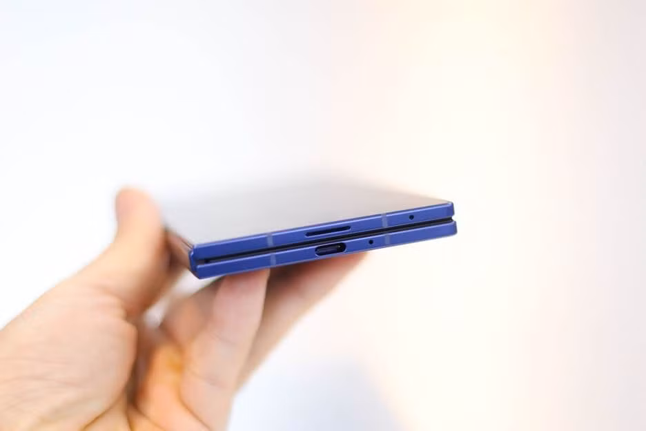 Toàn bộ vỏ ngoài của Samsung Galaxy Z Fold7 được chuyển sang chất liệu nhôm Advanced Armor, đảm bảo máy được mỏng và bền bỉ hơn. Có thể thấy độ mỏng của máy chỉ tương đương cổng USB-C. Năm nay, từng chi tiết nhỏ trên Z Fold7 đều được chăm chút tỉ mỉ, cho cảm giác cầm nắm rất thoải mái, người dùng gần như không có cảm giác cồng kềnh, khó thao tác như những thiết bị gập truyền thống.