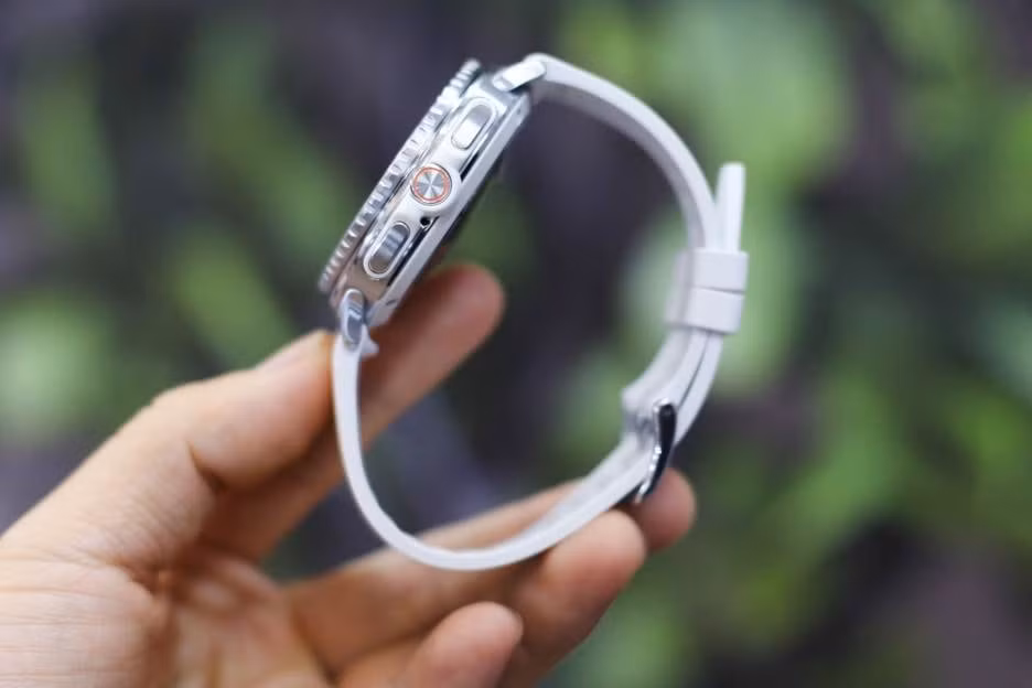 Galaxy Watch 8 Classic có hai màu đen và trắng. Thiết bị chỉ có một kích thước màn hình 46 mm. Phiên bản Classic mang nét đẹp khỏe khoắn, cổ điển với vòng xoay bezel vật lý và nút phản ứng nhanh được thiết kế lớn, tăng tính tiện dụng cho người dùng.