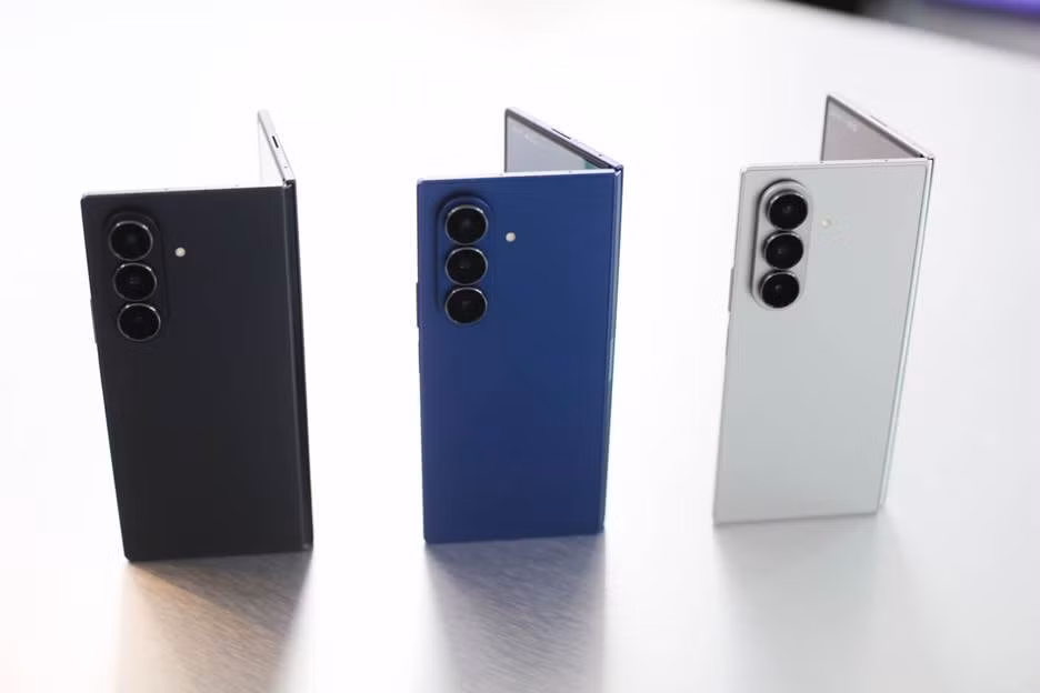 Sau bảy đời nâng cấp, Samsung gần như đã hoàn thiện trải nghiệm trên dòng điện thoại gập. Với Galaxy Z Fold7, người dùng không phải đánh đổi thêm điều gì khi máy chỉ nặng 215 g, thậm chí nhẹ hơn cả Galaxy S25 Ultra. Khi mở ra, thân máy chỉ dày 4,2 mm, ngay cả khi gập lại, máy chỉ cũng dày 8,9 mm. Kích thước mỏng hơn, trọng lượng nhẹ hơn khiến người dùng Galaxy Z Fold7 có thể thoải mái sử dụng, không bị mỏi hoặc cấn tay khi dùng lâu.