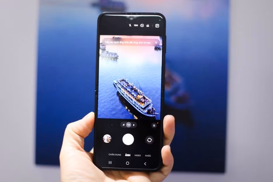 Galaxy Z Flip7 được trang bị hai camera với camera chính, độ phân giải 50 megapixel. Ống kính góc rộng độ phân giải 12 MP, trong khi máy ảnh selfie độ phân giải 10 MP. Năm nay Samsung mang đến nhiều nâng cấp nhỏ nhưng đáng giá cho Z Flip7 như khi chụp ảnh, viền camera sẽ sáng đèn để thông báo cho người dùng biết góc chụp đẹp nhất được ghi nhận. Thao tác trên camera cũng được thiết kế trực quan hơn, cho phép dùng tay vuốt để zoom, hiển thị thêm thời gian hẹn giờ... Công nghệ ProVisual Engine mới, tích hợp AI cũng giúp màu sắc được tái tạo chính xác hơn, khả năng xử lý nhiễu khi chụp đêm tốt hơn.