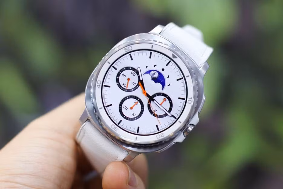 Năm nay Samsung cũng “hồi sinh” dòng Classic từng nhận được nhiều phản hồi từ những đời đầu. Đây thực ra là dòng Galaxy Watch Ultra từ năm ngoái, được tinh chỉnh lại và bổ sung các cảm biến, nâng cấp phần mềm và nhiều tính năng hữu ích.