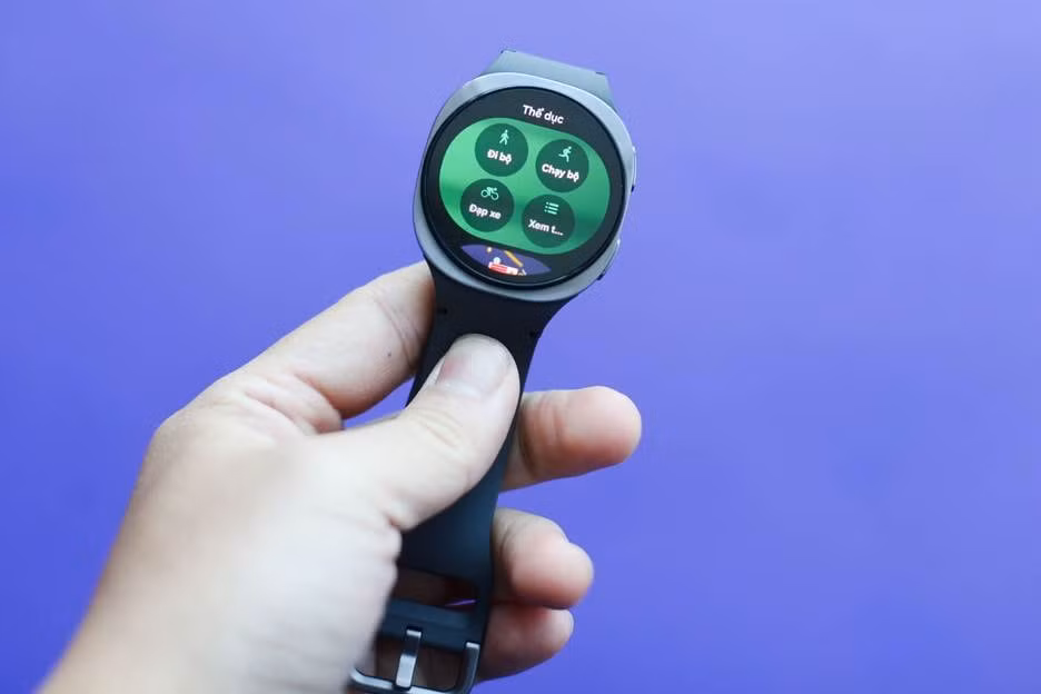Galaxy Watch 8 cũng được thiết kế lại dây đeo để vừa vặn với tay người dùng hơn. Hệ thống Dynamic Lug chuyển động linh hoạt theo cổ tay, bảo đảm sự vừa vặn và tăng độ chính xác khi theo dõi sức khỏe. So với thế hệ trước, Watch 8 đem lại trải nghiệm đeo thoải mái hơn trong thời gian dài. Phiên bản tiêu chuẩn của Watch 8 dùng chip xử lý Exynos W1000, RAM 2 GB, bộ nhớ trong 32 GB hoặc 64 GB. Phiên bản 40 mm dùng pin 325 mAh trong khi bản 44 mm có pin dung lượng cao hơn, lên đến 435 mAh.