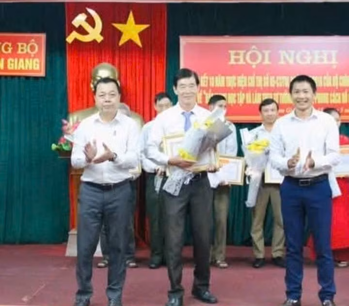 Cựu chiến binh Phạm Công Tác nhận giấy khen tại Hội nghị tổng kết 10 năm thực hiện Cuộc vận động “Học tập và làm theo tư tưởng, đạo đức, phong cách Hồ Chí Minh” do Đảng ủy xã Sơn Giang tổ chức tháng 5/2025.
