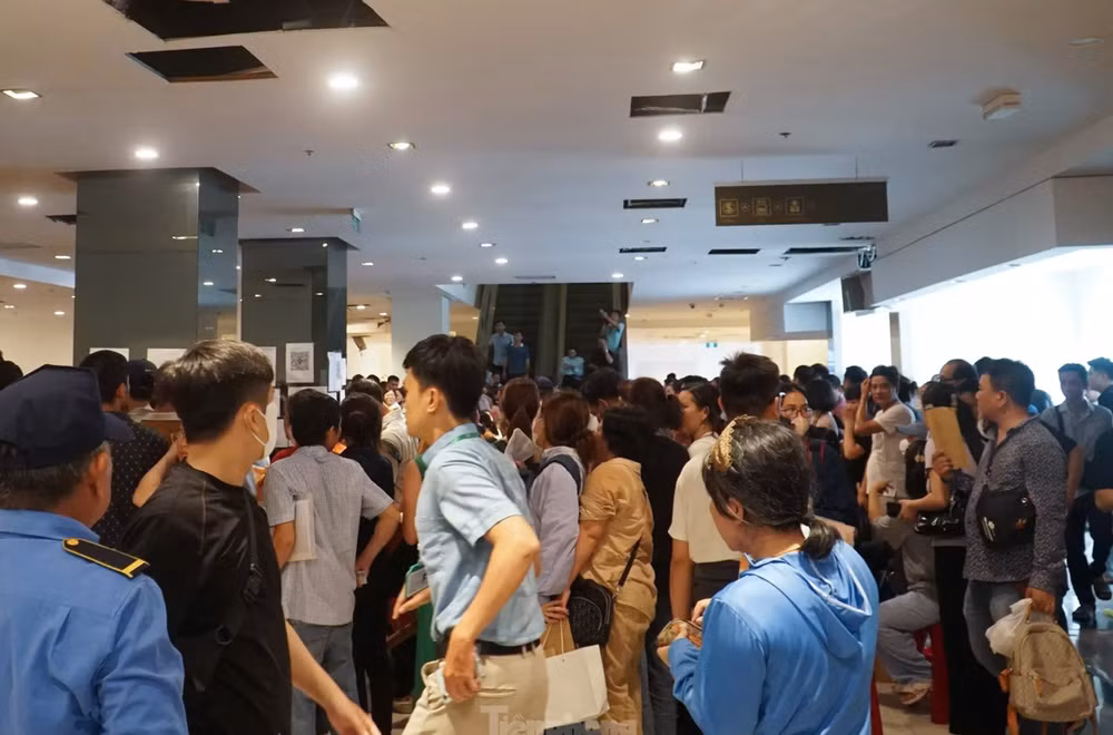 Nhiều người xếp hàng nộp hồ sơ mua nhà tại dự án NOXH An Trung