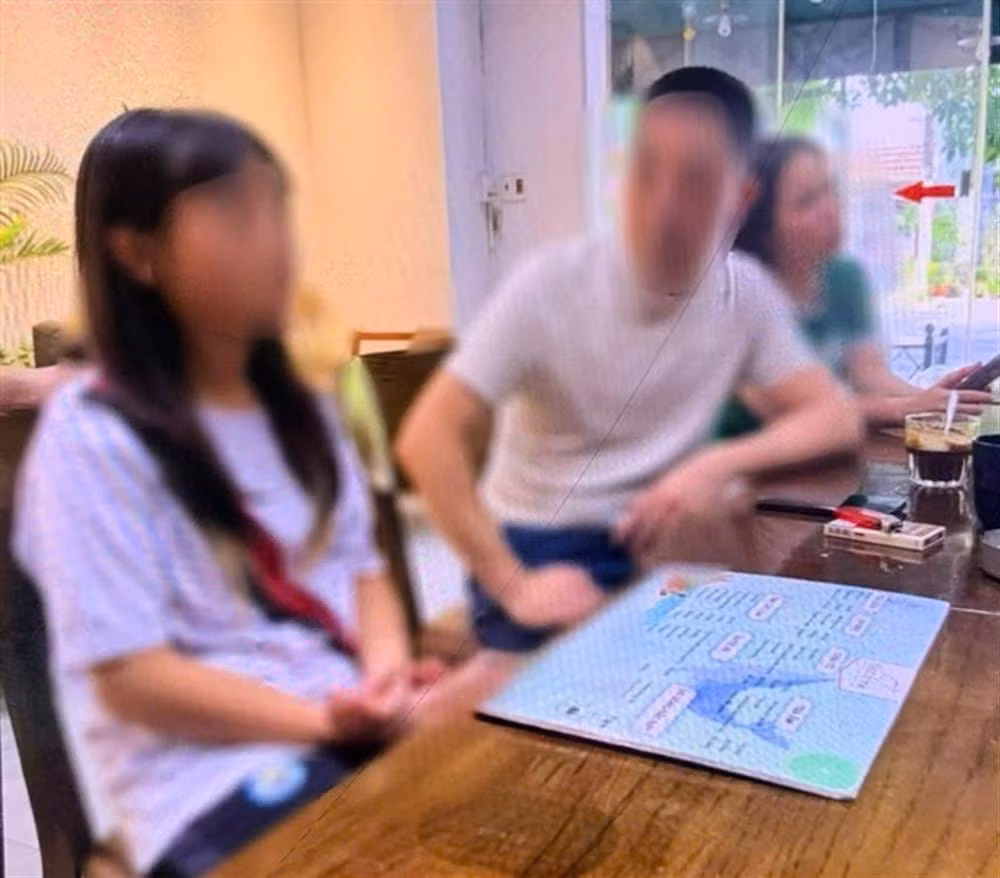 cháu h.l sợ hãi kể lại sự việc với bố sau khi được cứu về