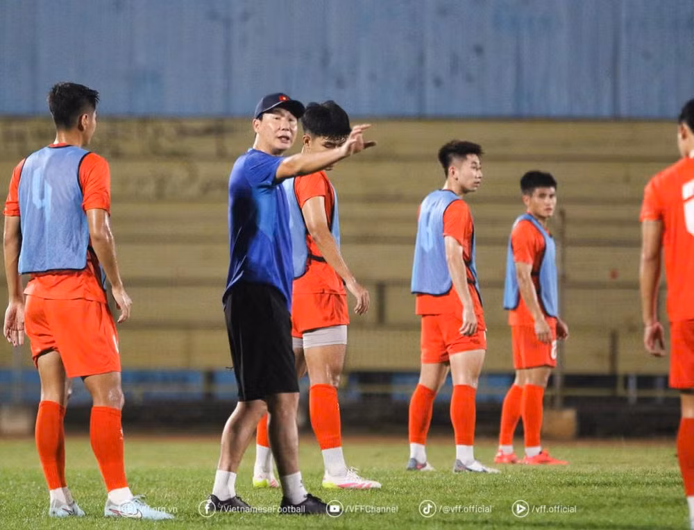 HLV Kim Sang Sik và các học trò sẽ bước vào trận ra quân gặp Lào tại giải vô địch U23 Đông Nam Á vào chiều mai. Ảnh: VFF