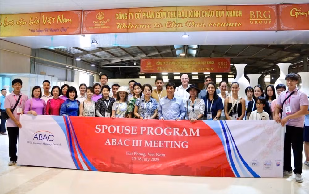 Đoàn 80 vị khách quốc tế là phu nhân, phu quân của các thành viên ABAC tham quan tại làng gốm Chu Đậu