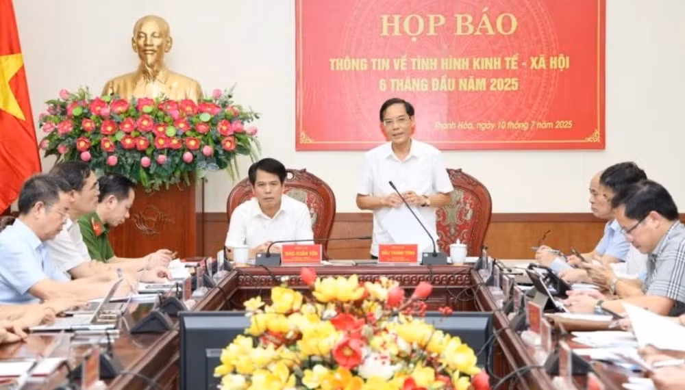 Phó Chủ tịch UBND tỉnh Thanh Hoá Đầu Thanh Tùng phát biểu tại buổi họp báo.