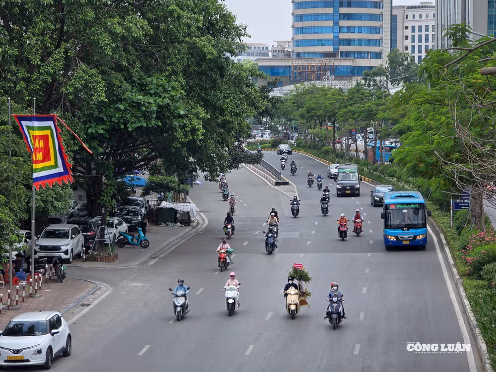 Vành đai 1, tuyến đường huyết mạch đầu tiên ôm trọn lõi nội đô Hà Nội, có tổng chiều dài 7,2 km. Con đường này không chỉ đi qua địa bàn nhiều phường trung tâm mà còn được hình thành từ việc kết nối các tuyến phố sẵn có, tạo thành một vòng khép kín. Vành đai 1 đóng vai trò là trục giao thông xuyên tâm quanh trung tâm thành phố – nơi tập trung dày đặc các cơ quan hành chính, trung tâm thương mại, dịch vụ và du lịch lớn nhất của Thủ đô.