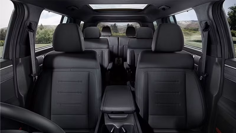 Hyundai Santa Fe Hybrid 2025 có cấu hình 6 chỗ ngồi, nội thất bọc da cao cấp.