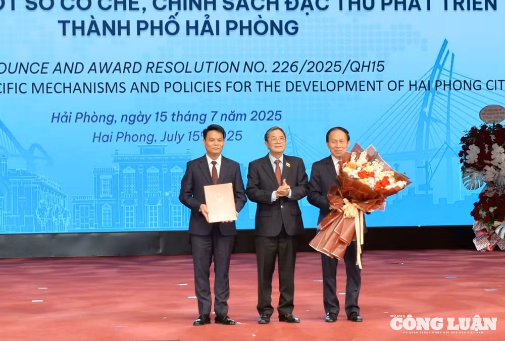 Đồng chí Nguyễn Đức Hải - Ủy viên Ban Chấp hành Trung ương Đảng, Phó Chủ tịch Quốc hội đã chính thức trao Nghị quyết về thí điểm một số cơ chế, chính sách đặc thù phát triển thành phố Hải Phòng cho lãnh đạo thành phố.