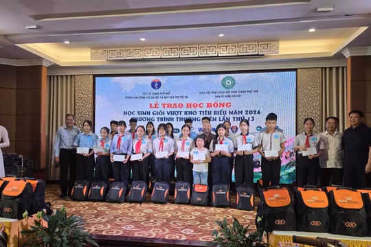 100 học sinh nghèo vượt khó tại TP Huế được trao học bổng