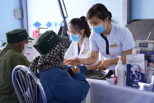 Bác sĩ trực tiếp thăm khám và tư vấn sức khỏe cho người dân xã A Lưới 4.