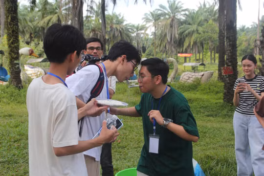 Trò chơi truyền bột.