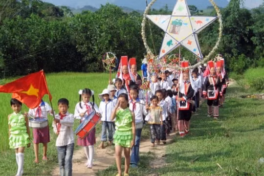 Nhớ những mùa trăng cũ