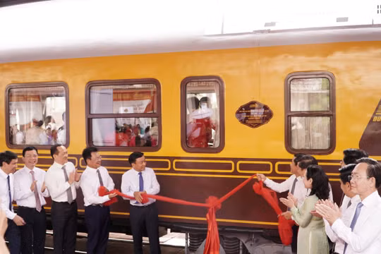 Khai trương đoàn tàu di sản, nối Phong Nha với Cố đô Huế