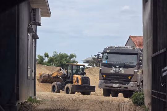 Quảng Trị: Tình trạng khai thác cát trái phép trên sông Thạch Hãn tái diễn "phức tạp"