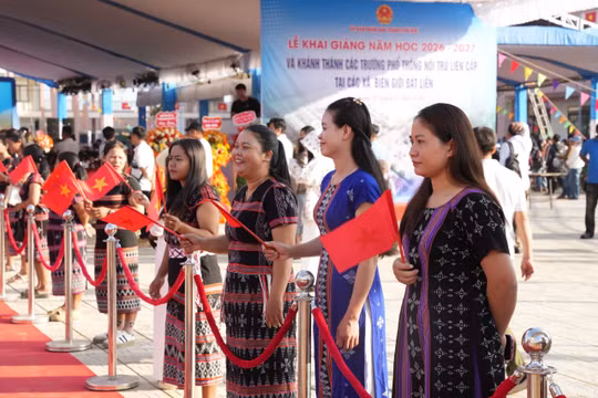 Huế: Niềm vui khai trường nơi biên giới Việt - Lào