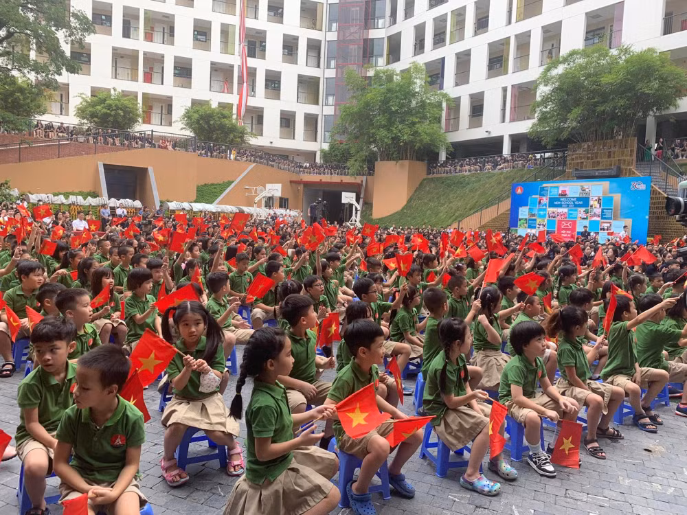 hieu truong viet hich hom hinh keu goi hoc tap trong le khai giang nam hoc moi hinh 1