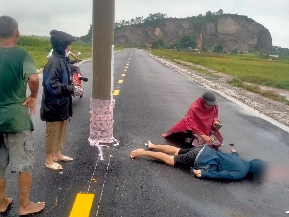 nam thanh nien tong vao cot dien giua duong tu vong tai cho hinh 1