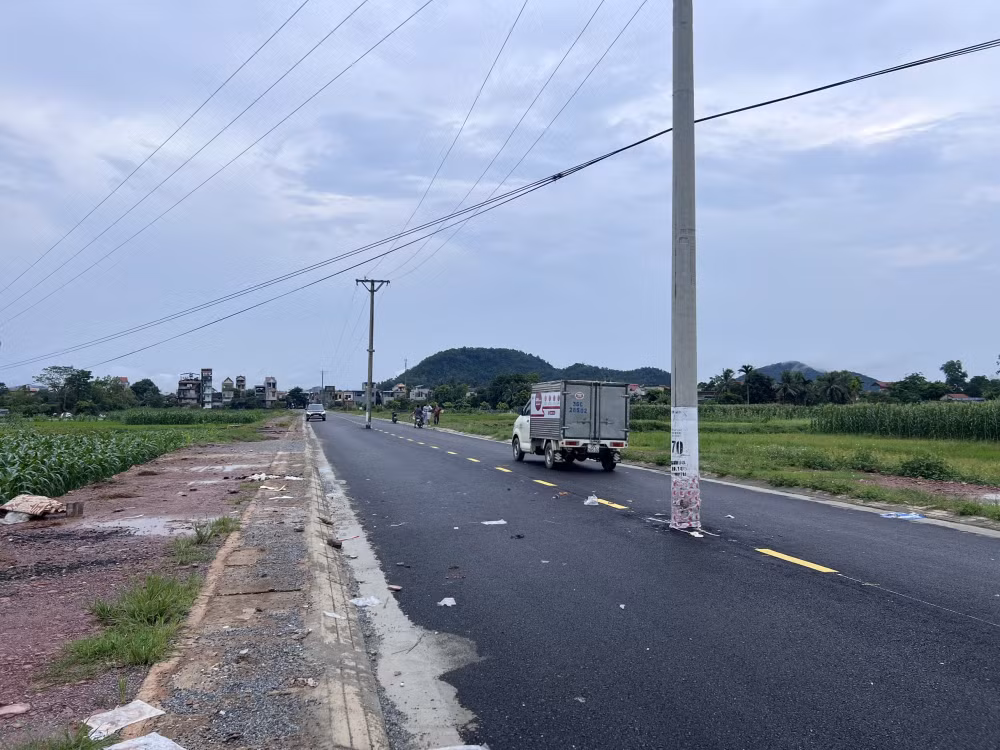 nam thanh nien tong vao cot dien giua duong tu vong tai cho hinh 2