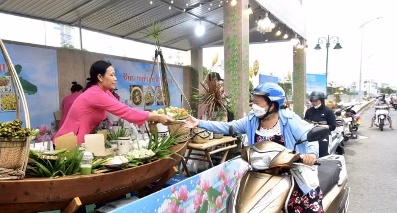 ron rang khong gian tren ben duoi thuyen hinh 2