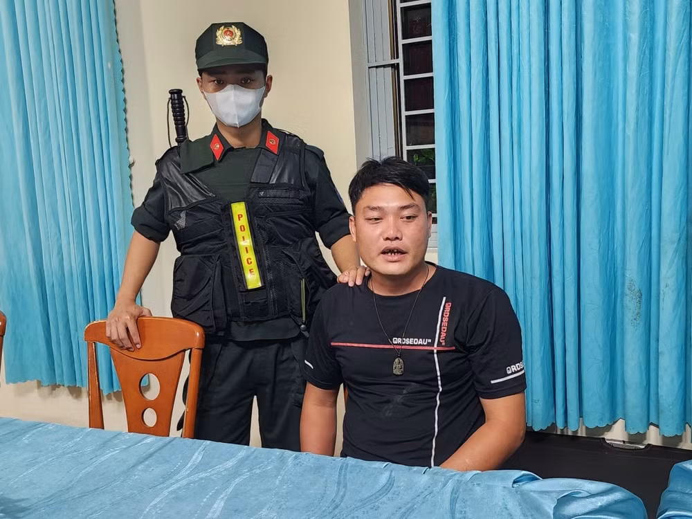 bat hai doi tuong dua xe toc do nem phao no vao nguoi di duong hinh 2