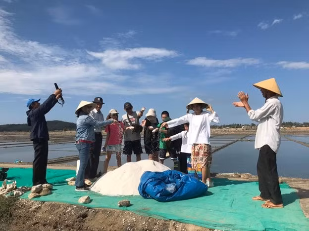 co gai khoi nghiep san xuat hoa muoi tai viet nam lam du lich giu dong muoi sa huynh truyen thong hinh 4