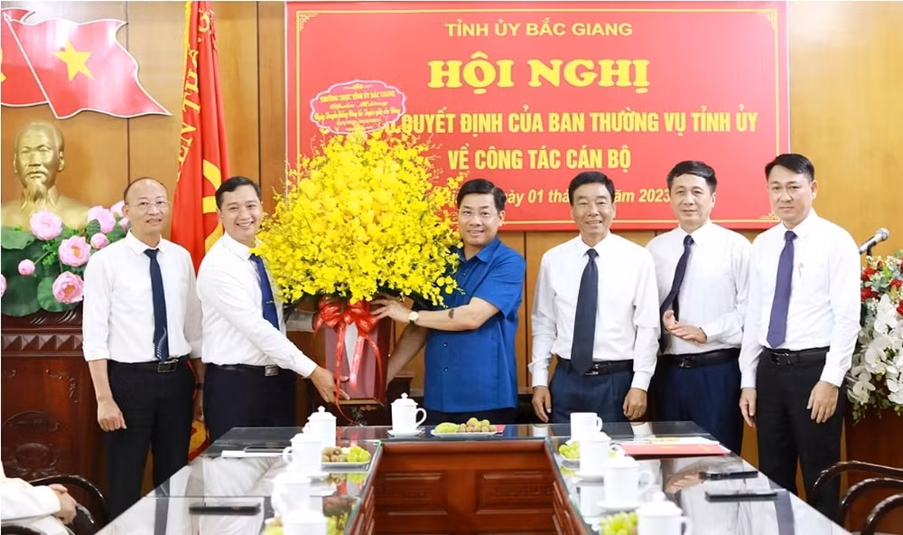 bac giang cong bo quyet dinh ve cong tac can bo tai ban tuyen giao tinh uy va huyen luc ngan hinh 3