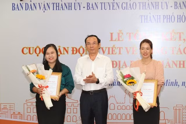 tphcm trao giai cuoc van dong viet ve cong tac phong chong dich covid 19 hinh 1