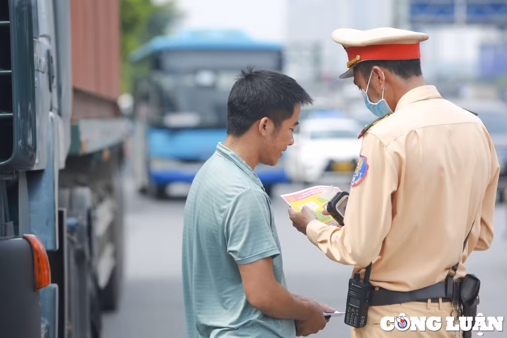 canh sat giao thong thoi nong do con phat to roi tuyen truyen cho xe khach xe container hinh 8