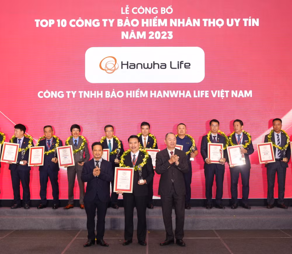 hanwha life viet nam lien tuc giu vung danh hieu cong ty bao hiem uy tin hinh 1