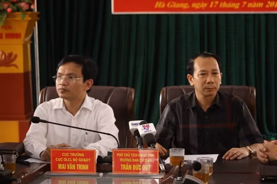 Ông Trần Đức Quý - Phó Chủ tịch UBND tỉnh Hà Giang (phải) trả lời báo chí về gian lận thi cử ở Hà Giang năm 2018. Ảnh: L.Đ