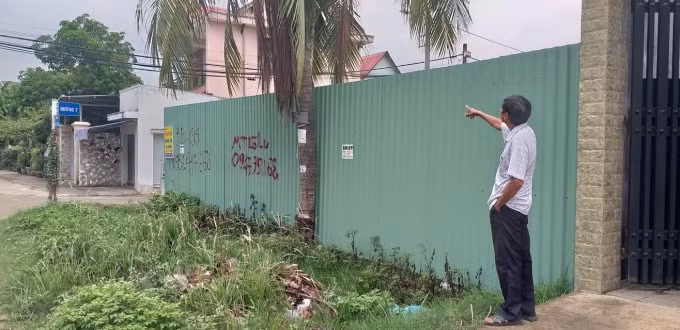 Mảnh đất tranh chấp đang dựng hàng rào bằng tôn màu xanh. Ảnh: Thái Sơn