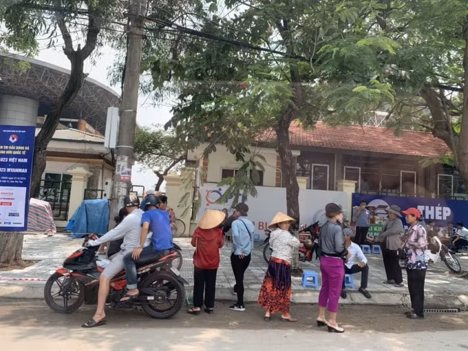 Dù có đông đảo phe vé nhưng lượng người hâm mộ hỏi vé khá thưa thớt. Ảnh: Hoàng Dương