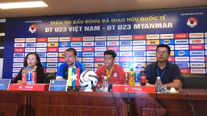 Đại diện U23 Myanmar trả lời giới truyền thông. Ảnh: Hoàng Dương