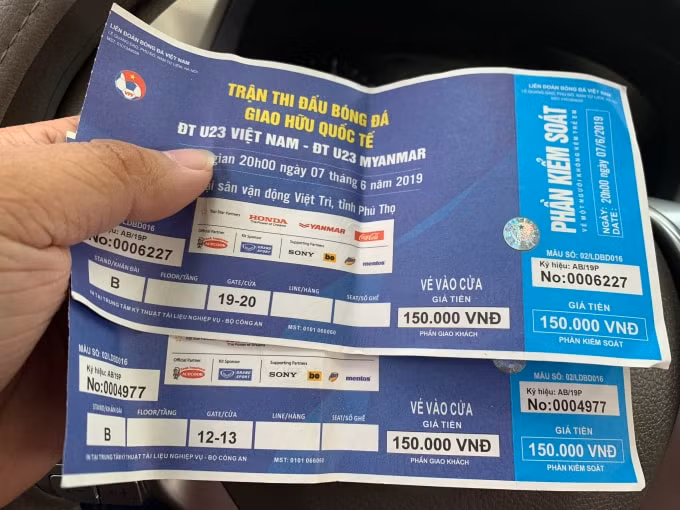Cặp vé khán đài B này được đẩy lên giá 1.500.000đ. Ảnh: Hoàng Dương