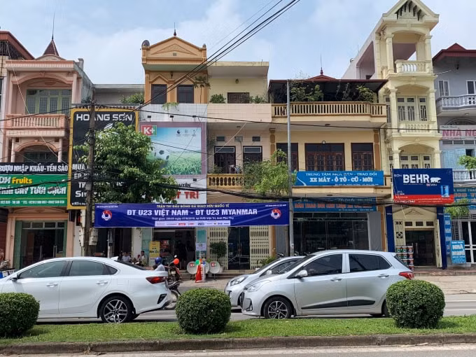 Băng rôn cổ động xuất hiện trên dọc tuyến đường Hùng Vương nơi có địa điểm thi đấu là SVĐ Việt Trì. Ảnh: Hoàng Dương