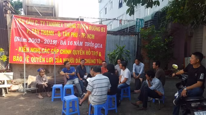 Các hộ dân sống hai bên đường B1 vô cùng lo lắng việc tuyến đường này bị bít lối thông ra đường Tây Thạnh.